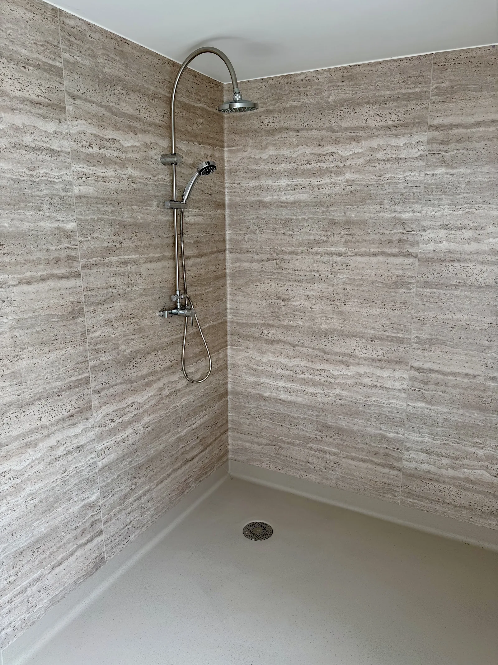 Wetroom Concept Millfloor – douche italienne avec revêtement PVC mural travertin beige
